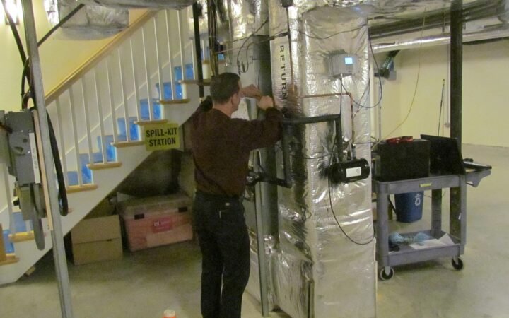 Outdoor heat-pump and air-conditioning unit