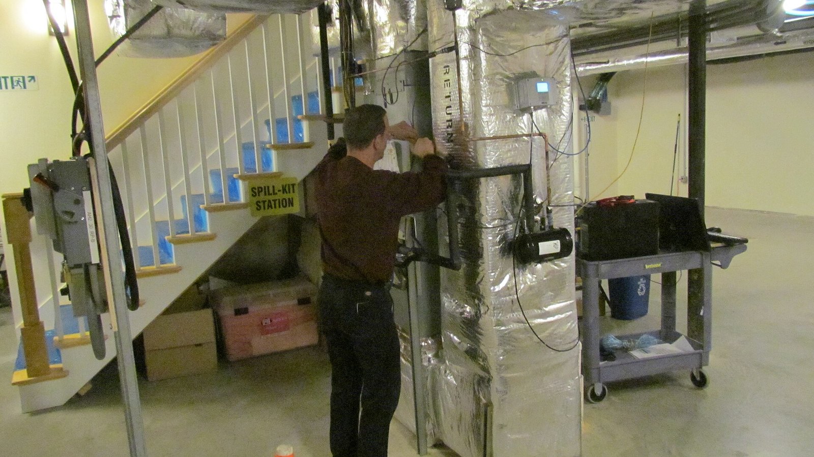 Outdoor heat-pump and air-conditioning unit